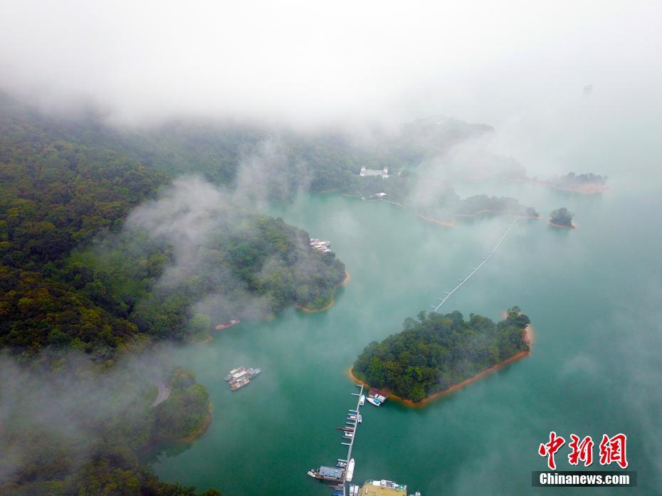 上空から見た万緑湖（8月17日、撮影・姫東）。