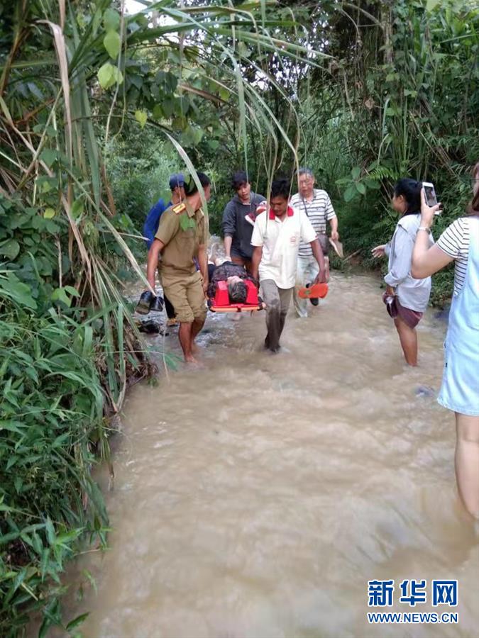 8月19日、ラオス北部の都市ルアンパバーン付近で、事故現場の近くで救出作業を行う救助隊員（撮影・楊秀敏）。