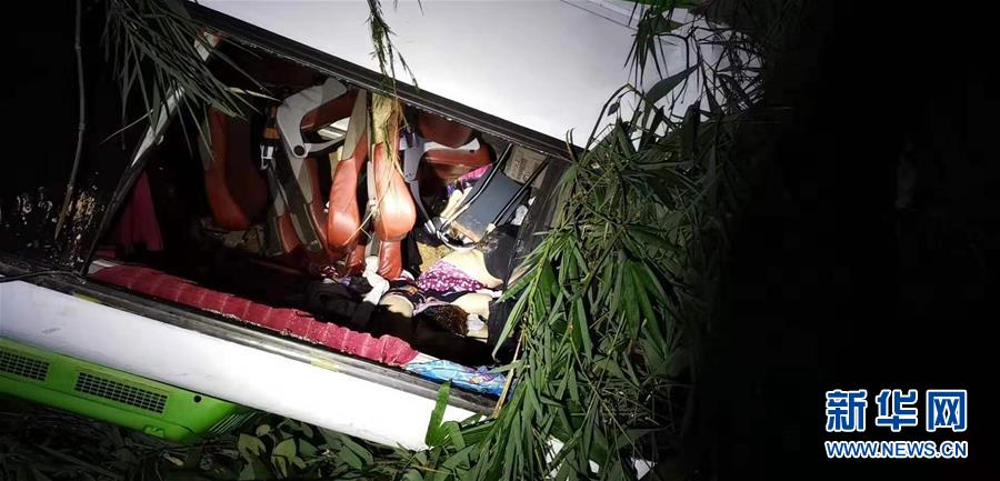 中国からの団体旅行ツアー客がラオスで交通事故　複数の死傷者