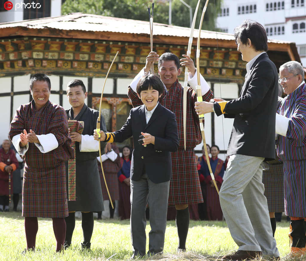 日本の悠仁親王が初の外国訪問でブータンへ 「弓技」を体験