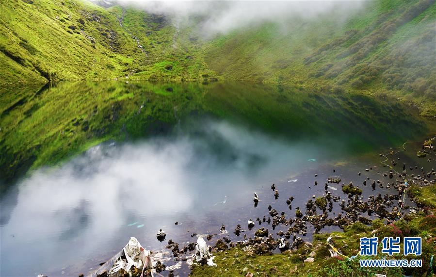 鏡のような湖面に緑の山が映り込み、神秘的な姿を見せる朗吉錯湖（8月20日撮影）。（撮影・覚果）