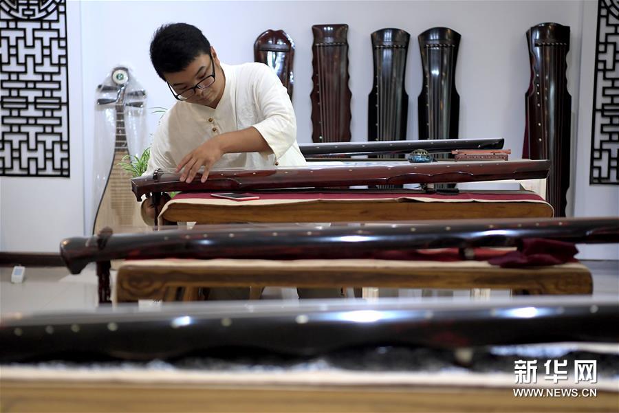 中国の伝統楽器・古琴を製作し、その文化を伝える「90後」の男性