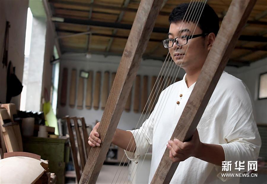 中国の伝統楽器・古琴を製作し、その文化を伝える「90後」の男性
