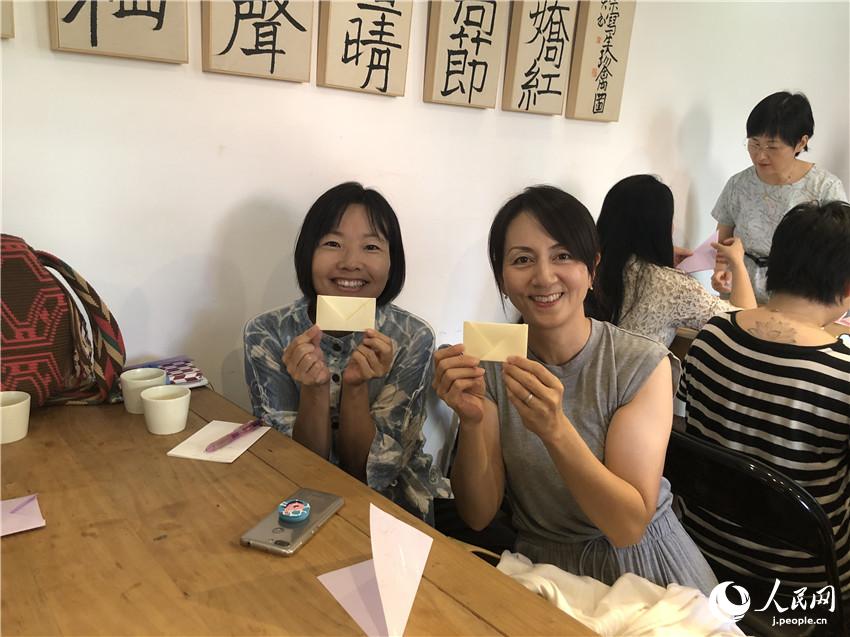 心を包む「折形」を学ぶ　北京で日本の礼法と折形講座