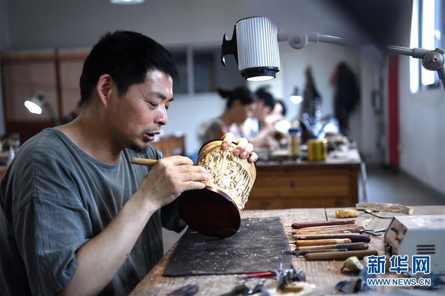伝統技術を受け継ぐ竹彫刻職人　安徽省