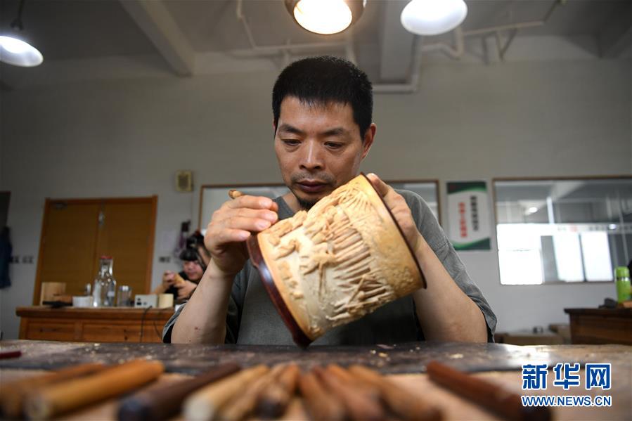伝統技術を受け継ぐ竹彫刻職人　安徽省
