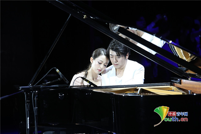 中国のピアニスト・郎朗が、妻のジーナさんとラブラブの連弾を披露
