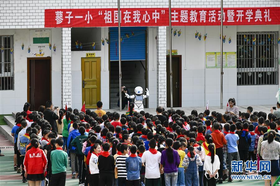 9月2日、在城口県蓼子郷第一中心小学校の始業式で、科学に関する知識を紹介する教師ロボット(撮影・劉潺)。