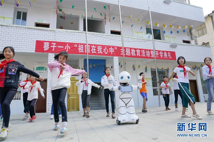 教師ロボットの新学期もスタート　重慶の山奥の小学校
