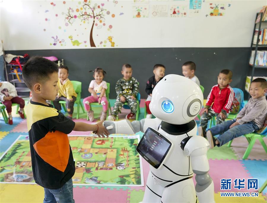教師ロボットの新学期もスタート　重慶の山奥の小学校