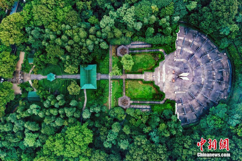 上空から撮影した南京市東の郊外、紫金山北麓にある南京航空烈士の共同墓地（9月3日撮影・泱波）。