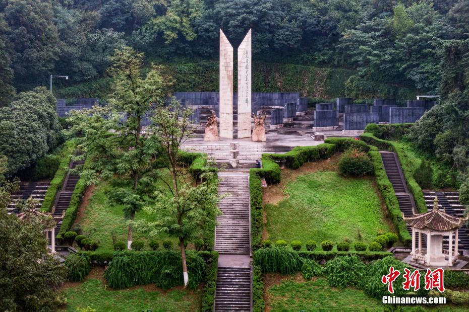抗日戦争勝利から74周年を記念し、南京航空烈士の共同墓地を空撮