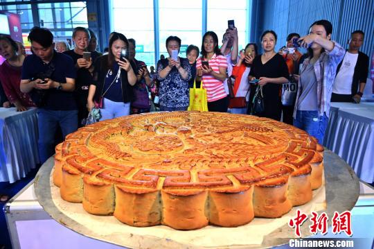 重さ333キロの巨大月餅を召し上がれ！　四川中秋食品博覧会