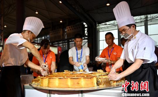 重さ333キロの巨大月餅を召し上がれ！　四川中秋食品博覧会