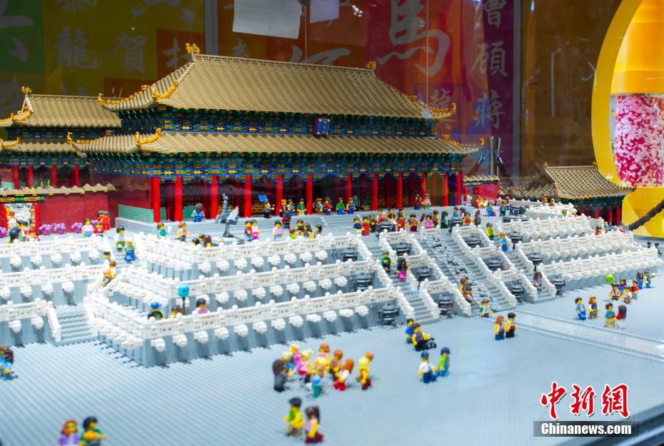 レゴブロック50万個で作られた「故宮三大殿」のレゴ作品（撮影・侯宇）。