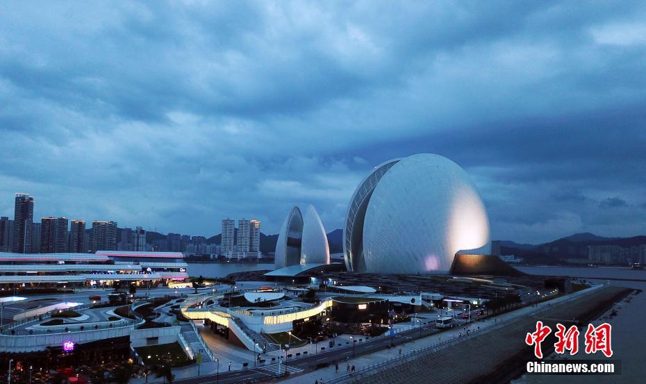 空から眺めた広東珠海大劇院　海上に建つ「月日貝」