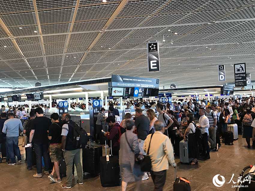 台風15号の影響で成田空港に１万人以上の観光客足止め