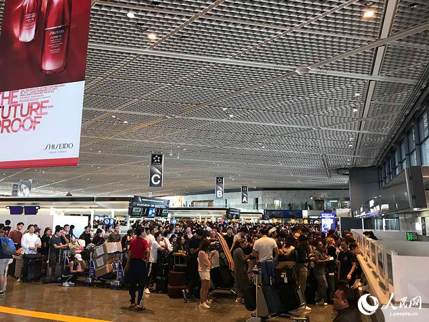 台風15号の影響で成田空港に１万人以上の観光客足止め