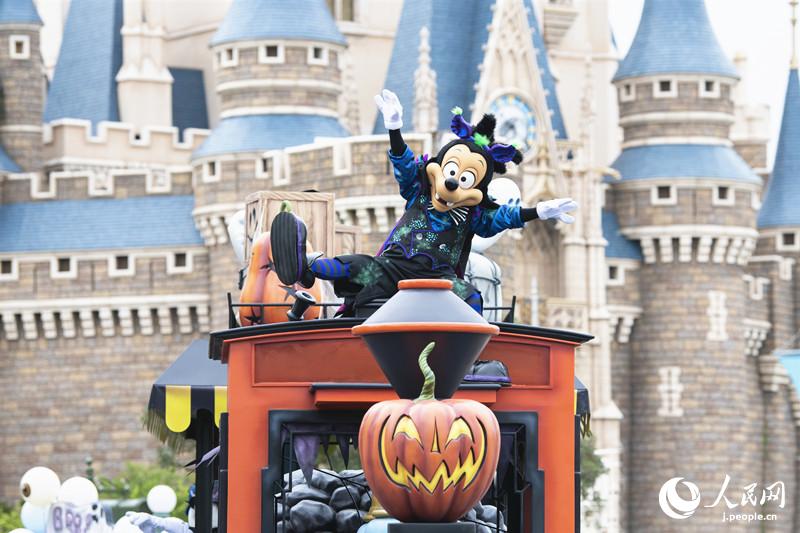 東京ディズニーランドのハロウィーンイベント期間中に披露される「スプーキー“Boo！”パレード」。