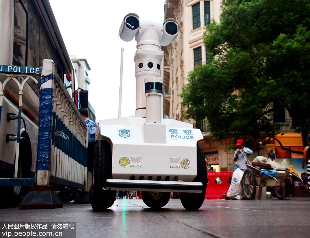 上海初の警官ロボットが南京路をパトロール