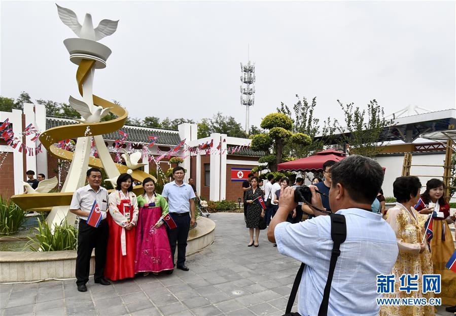北京世園会の朝鮮館の前で記念写真を撮る来場者（撮影・李欣）。