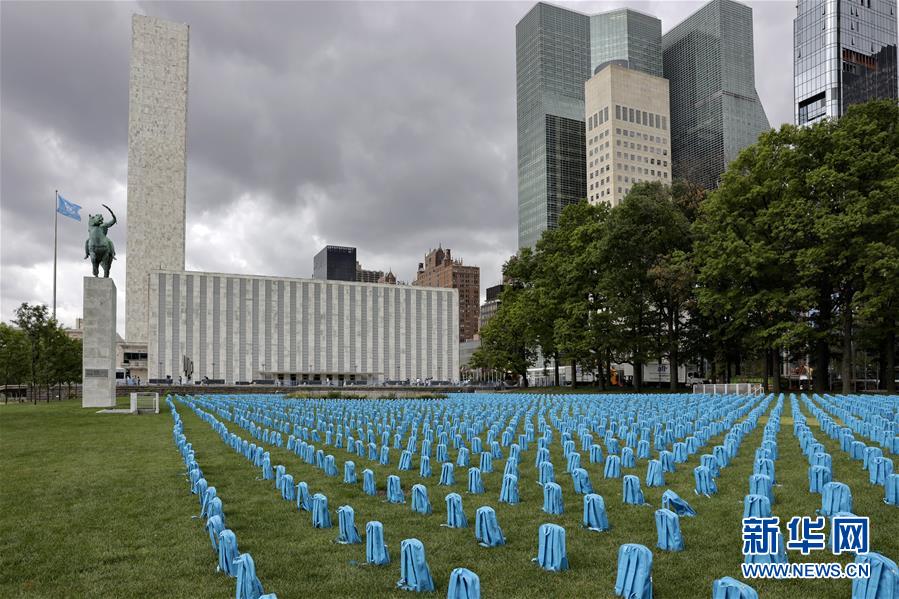 米ニューヨークの国連本部前に展示された武装衝突地域で犠牲となった子供たちを象徴するインスタレーション作品（撮影・李木子）。