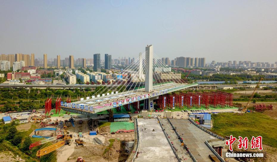 幅、広さが世界最大の旋回式斜張橋が完成　武漢