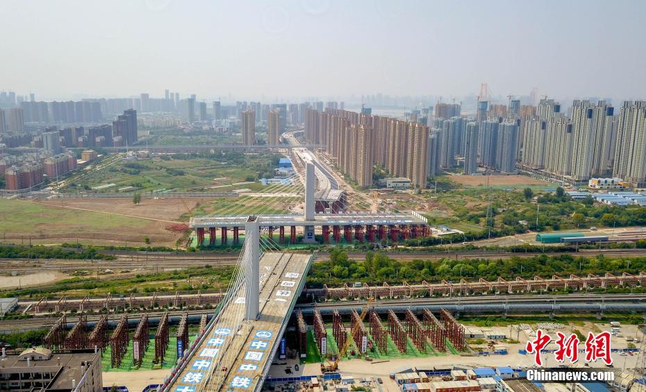 幅、広さが世界最大の旋回式斜張橋が完成　武漢