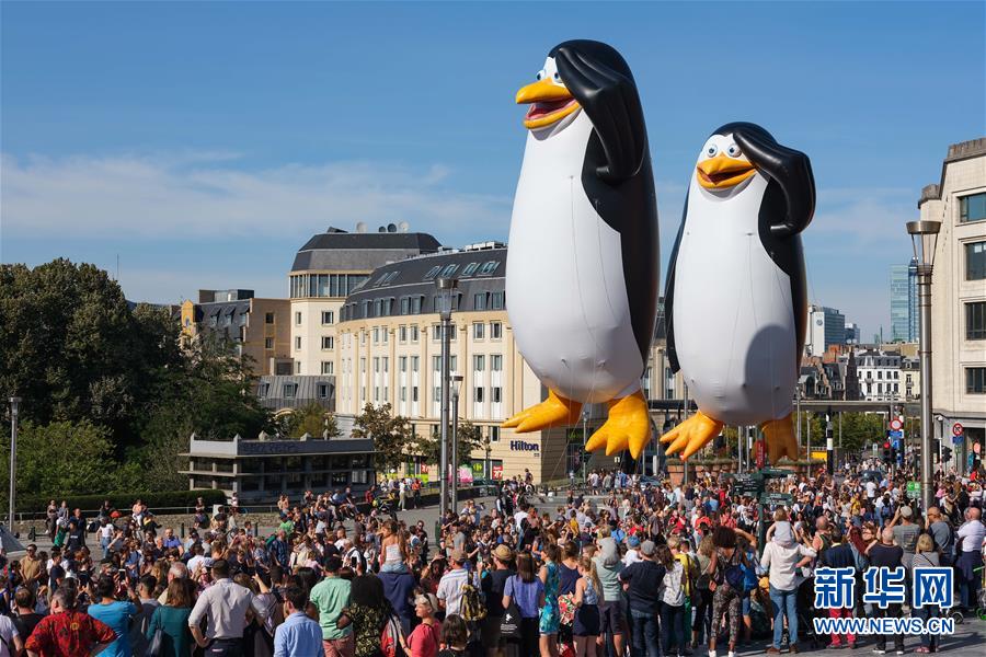 アニメキャラが空を飛ぶ！ブリュッセルで巨大バルーンパレード