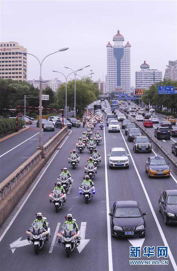 首都交通警察バイク隊が出動式　北京市