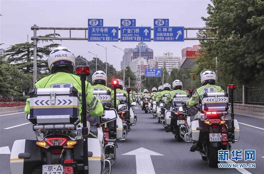首都交通警察バイク隊が出動式　北京市