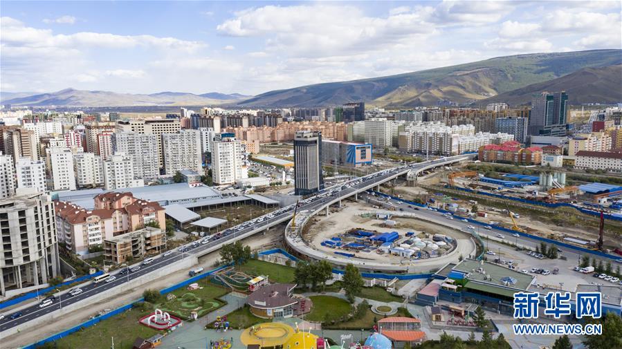 中国企業が建設したモンゴル最大の相互連結式立体交差橋の主橋が開通