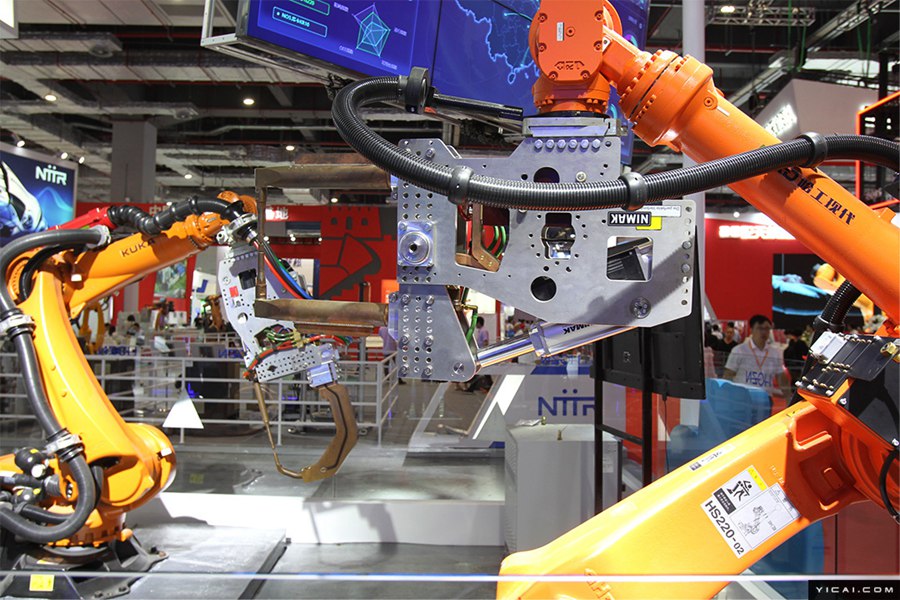第21回中国国際工業博覧会が開幕　ロボットが続々