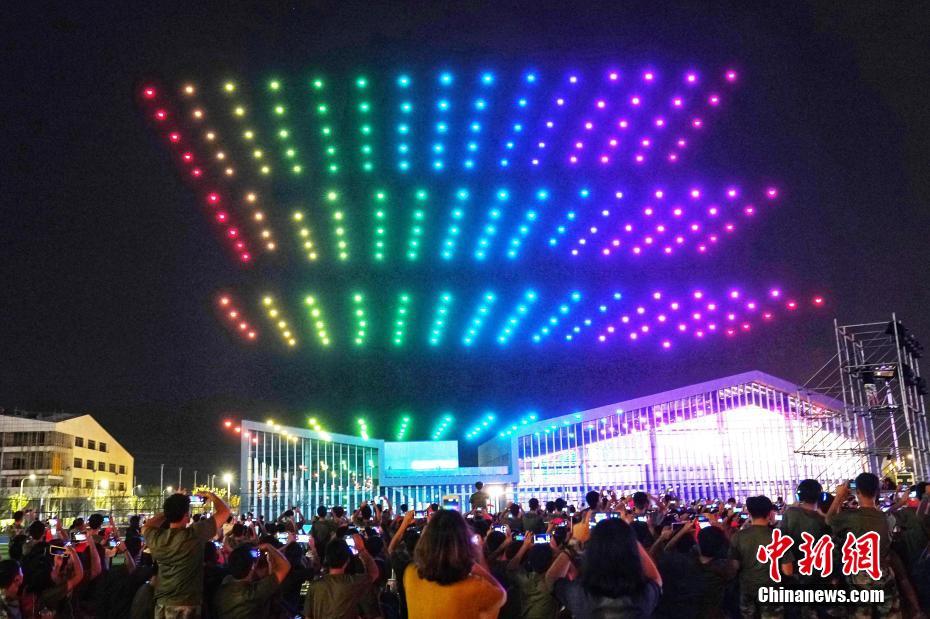 国慶節を控え南京でドローン300機による光のパフォーマンス