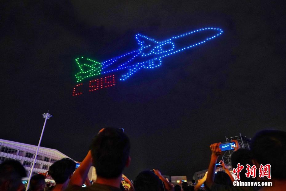 国慶節を控え南京でドローン300機による光のパフォーマンス