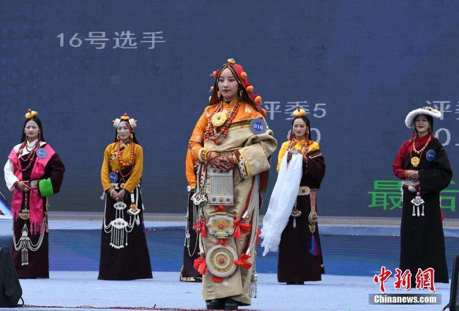 四川省甘孜県で17日に行われたコンテストで、チベット族の美女たちが披露した民族衣装（撮影・劉忠俊）。
