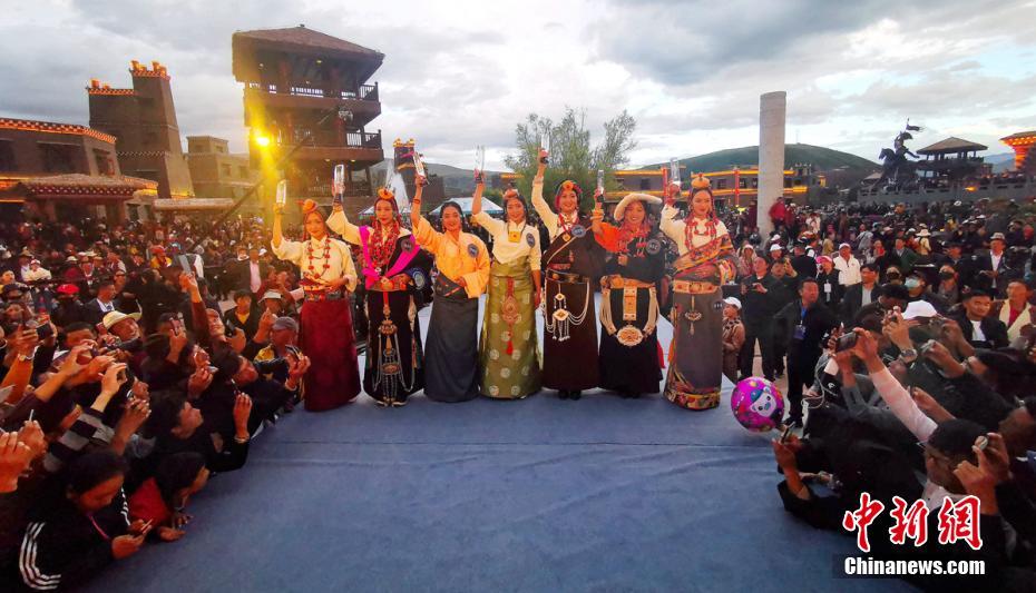 第1回「珠牡」選抜コンテストでチベット族の美女53人が美しさ競う　四川省