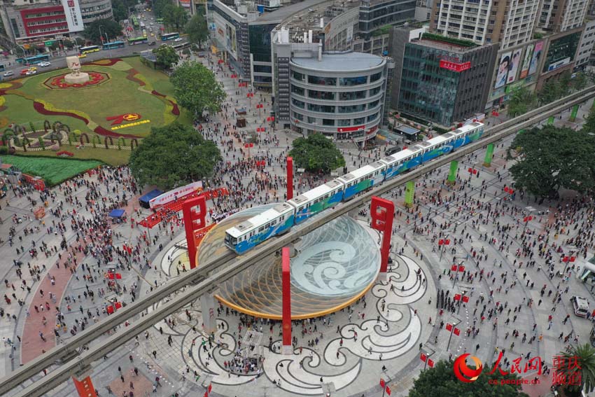 「火鍋を潜り抜ける列車」が重慶の新たな注目スポットに！