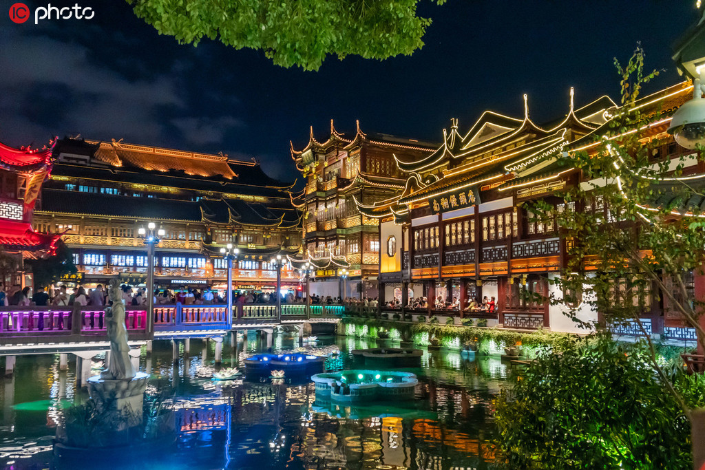華やかにライトアップされた上海市の豫園の様子（写真著作権は東方ICが所有のため転載禁止）。  