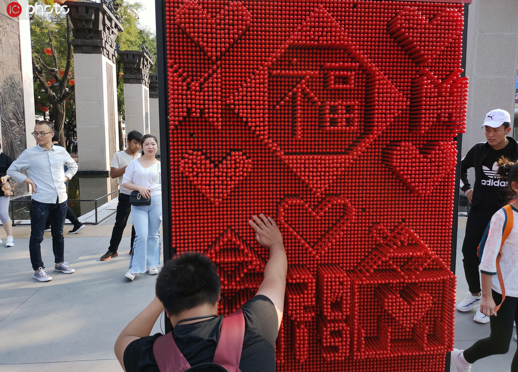 「人体コピー機」で新境地！「福」の字やハートで国慶節を祝う　陝西省