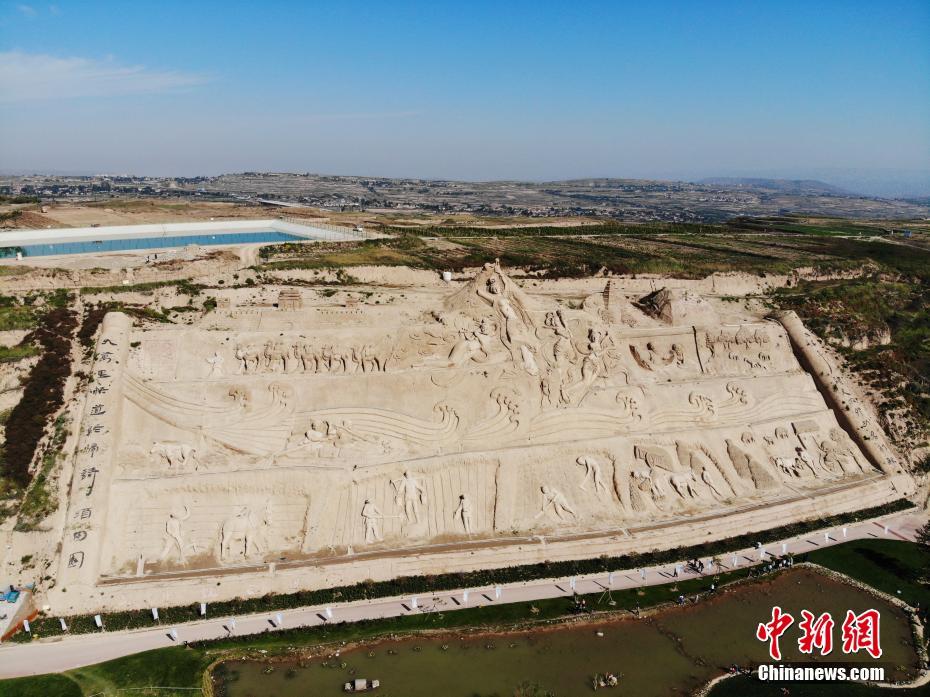 巨大な「シルクロードのサンドアート」が出現　甘粛省楡中