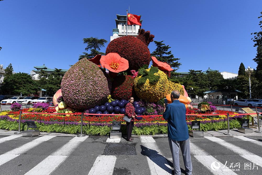 国慶節を前に北京市長安街の沿道に設置された立体花壇（撮影・翁奇羽）。 