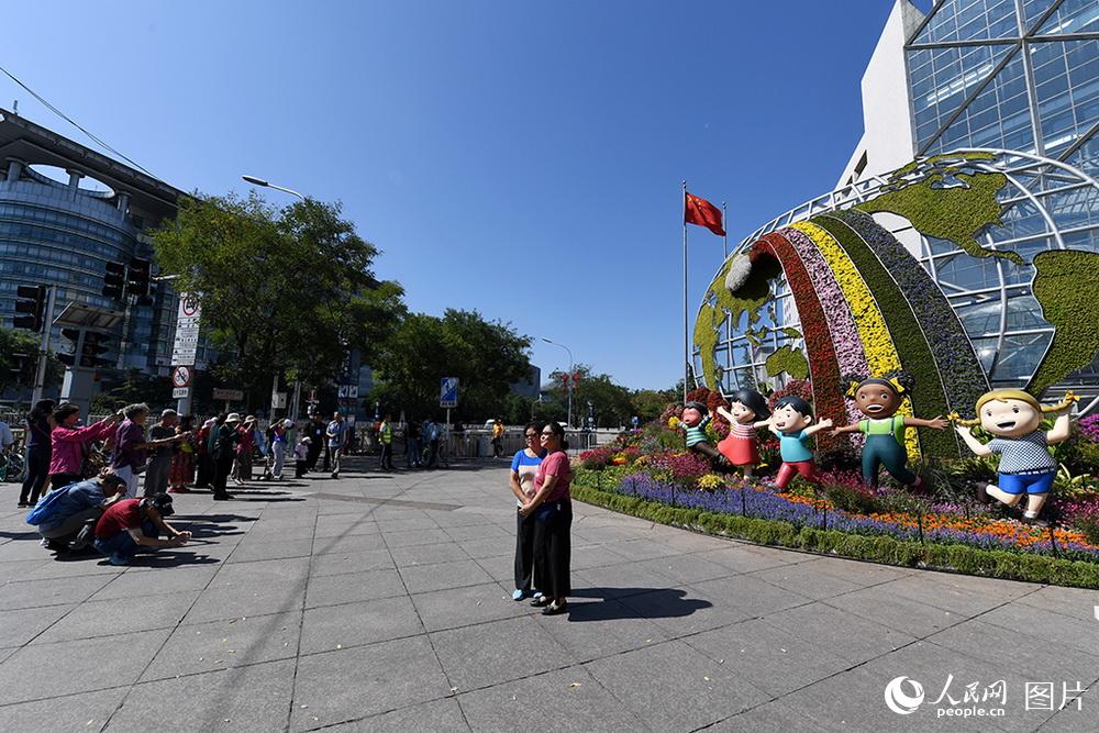 国慶節間近の長安街を飾る立体花壇　北京