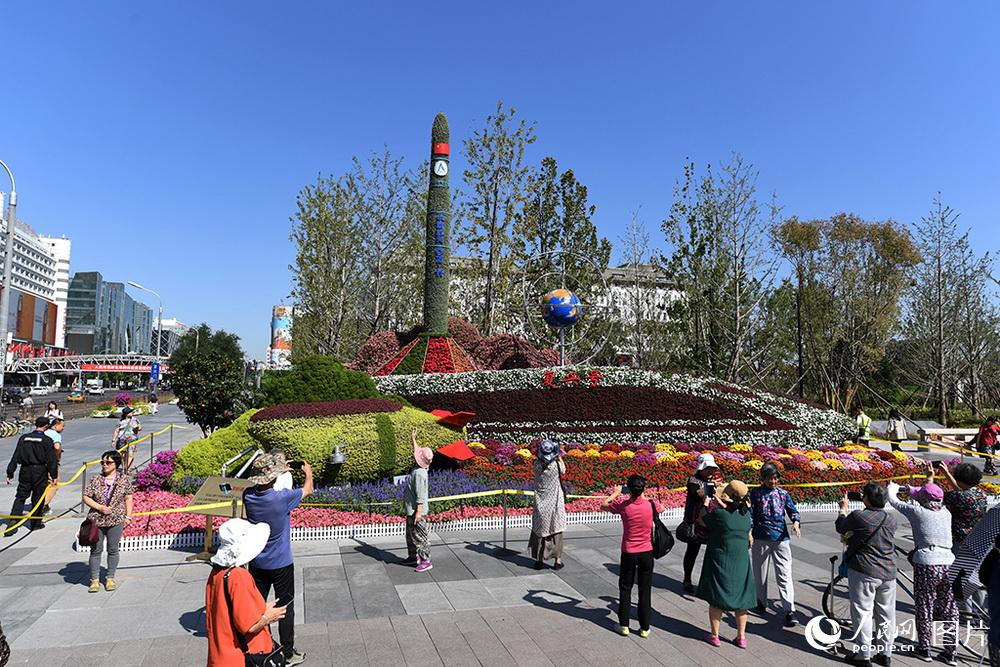 国慶節間近の長安街を飾る立体花壇　北京