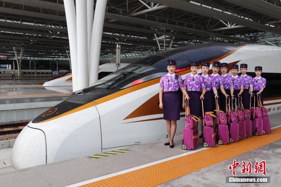 上海旅客輸送区間の高速鉄道乗務員が新しい制服を披露
