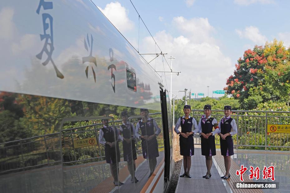 上海旅客輸送区間の高速鉄道乗務員が新しい制服を披露