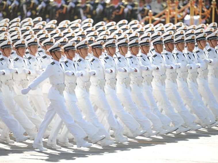 中国の閲兵式で兵士たちはなぜ「ガチョウ足行進」をするのか？