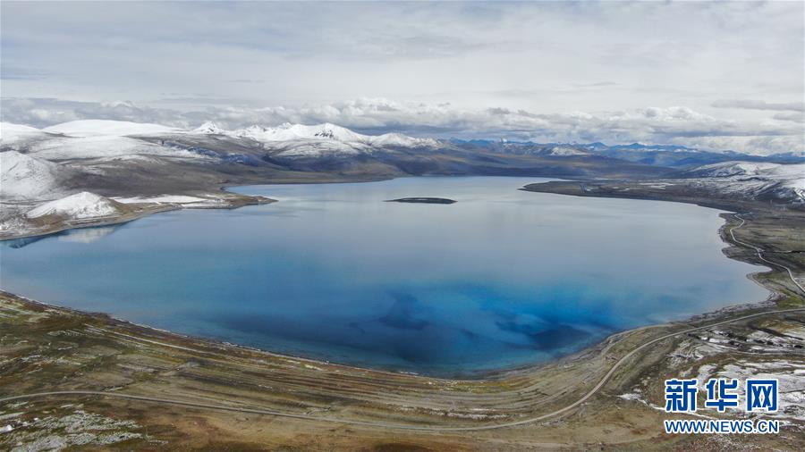 雪山に囲まれ青く澄んだ拿日雍措湖　西蔵自治区