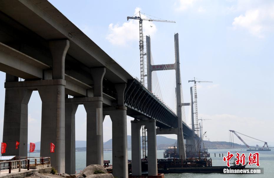世界最長で中国初の海峡を跨ぐ鉄道道路併用大橋が連結を完了　福建省