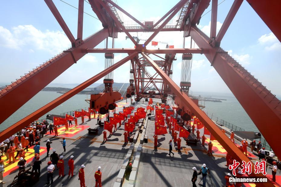 世界最長で中国初の海峡を跨ぐ鉄道道路併用大橋が連結を完了　福建省